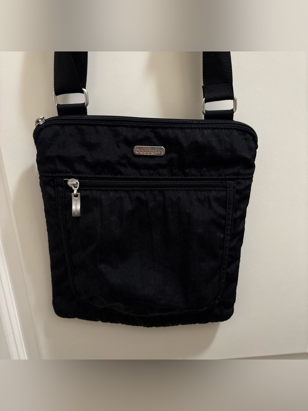 Baggallini Women's Pocket Slim Crossbody Bag Black Travel Messenger Bag